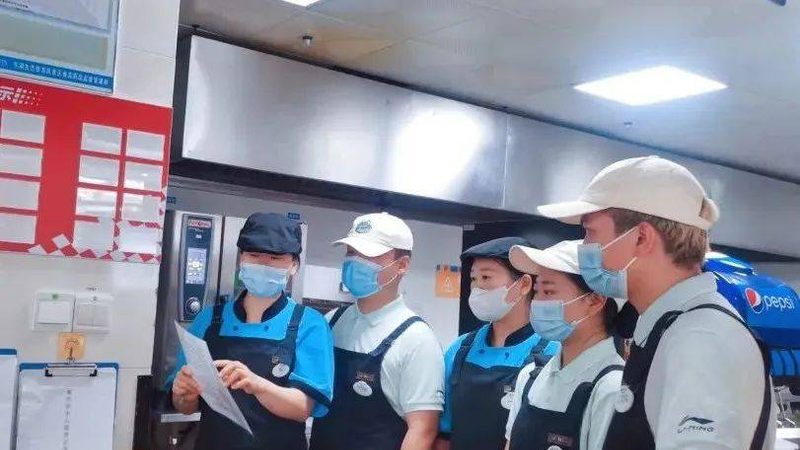 根据食品安全国家标准，坚果炒货的保质期如下：